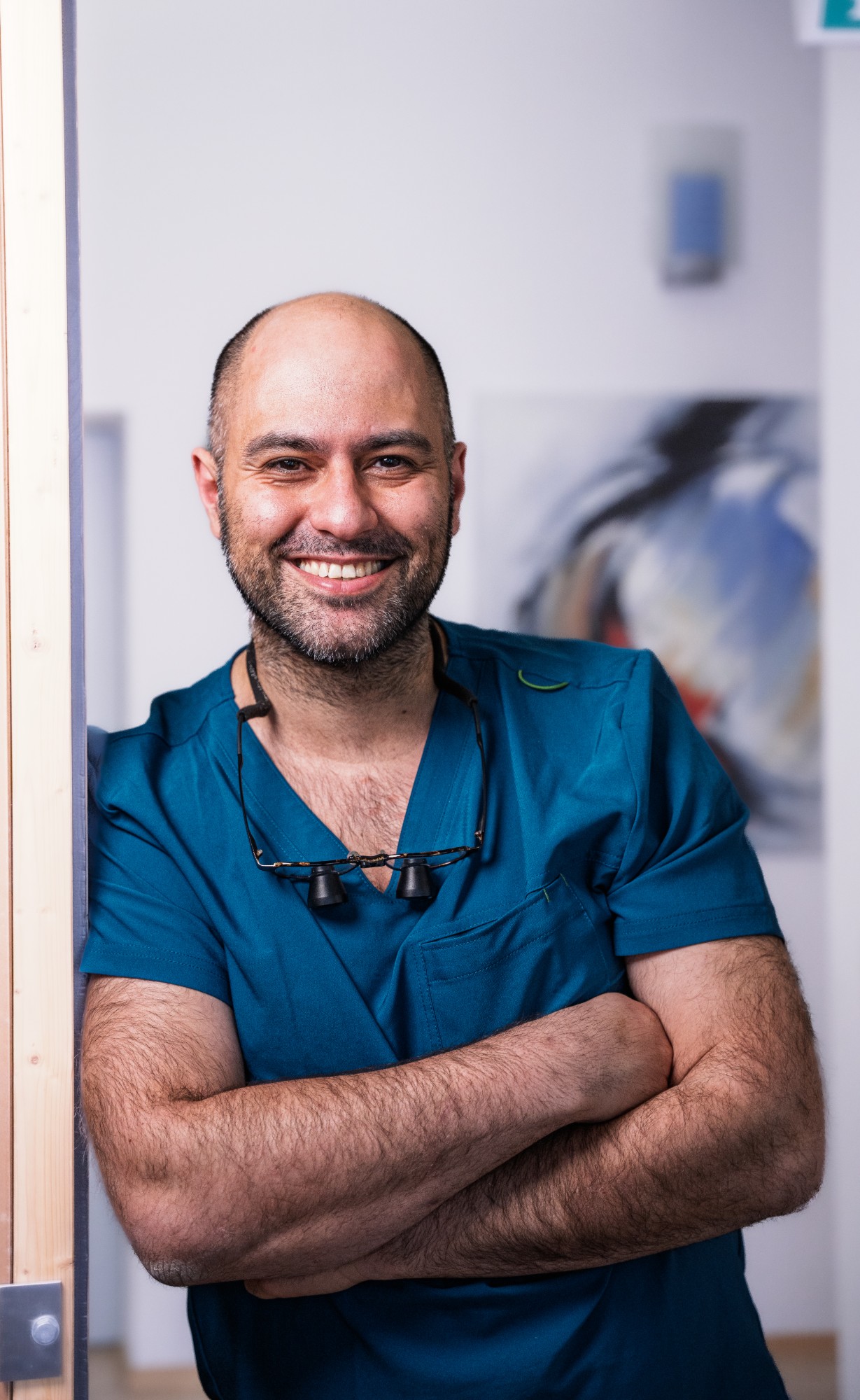 Dr. Dr. Onur Dogru in der Ordination