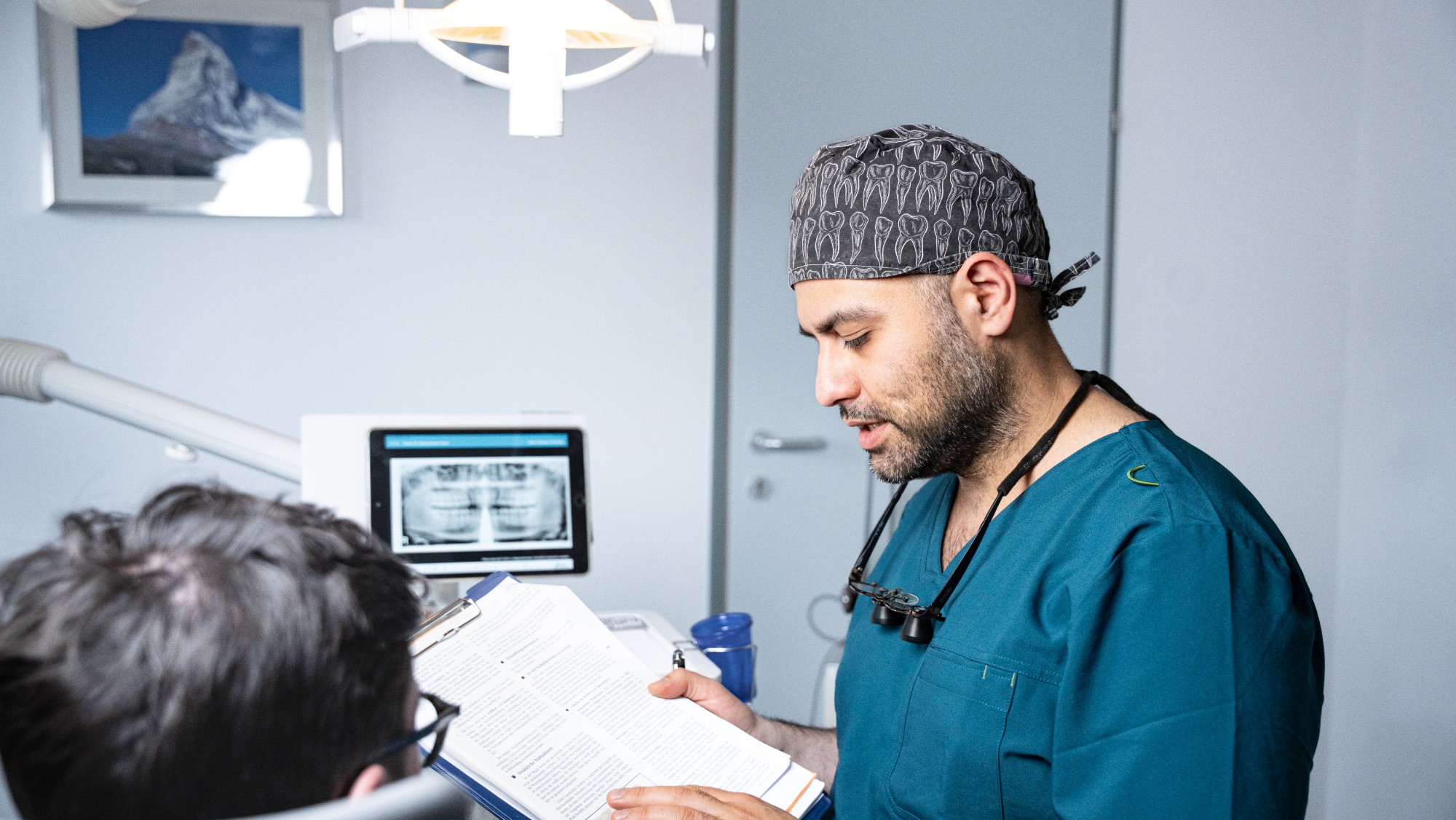 Befundbesprechung mit Patientenunterlagen